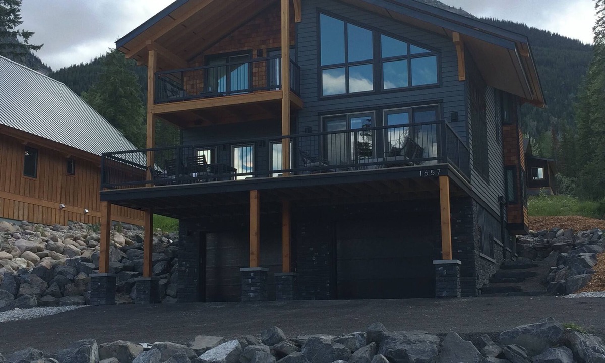 Golden Ski Chalet | Beautiful Family Kicking Horse Home/Chalet