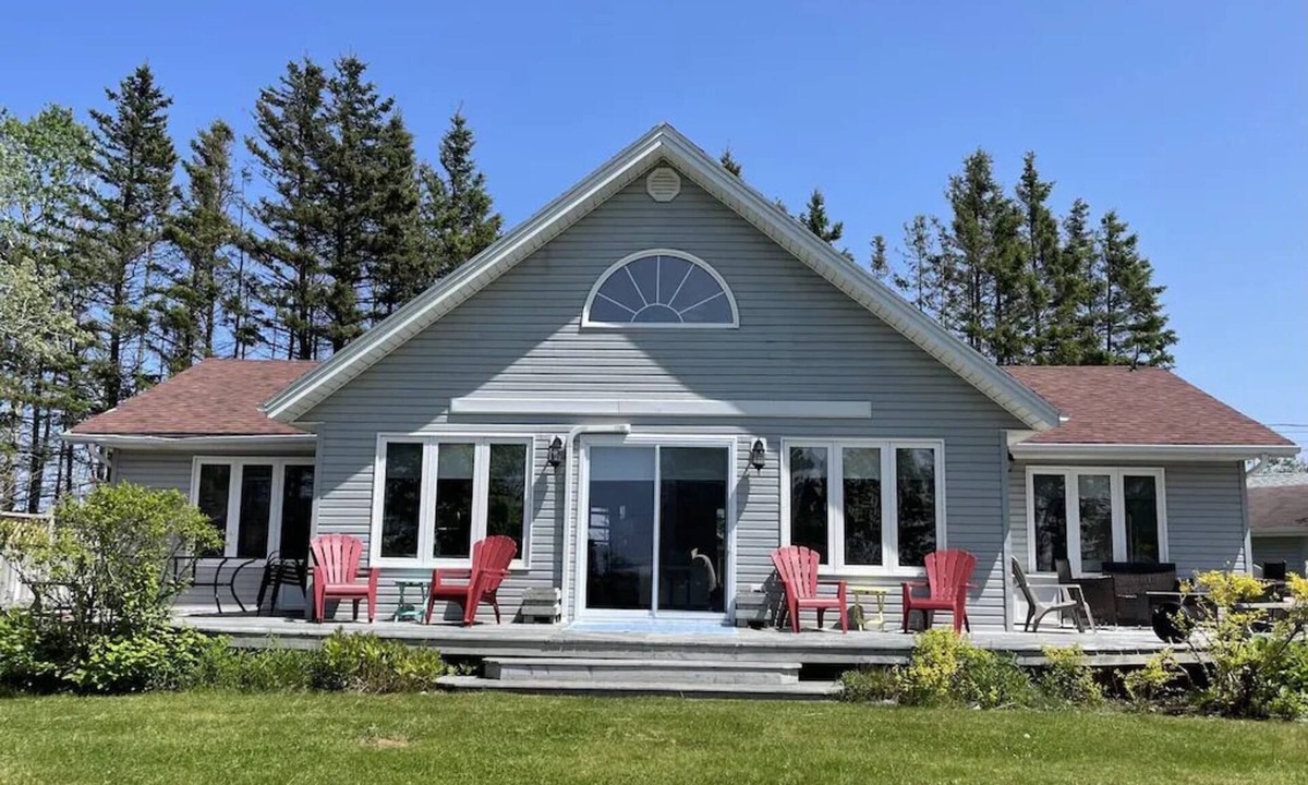 York House | Beautiful House Located by a Golf Course and 5 Mins From National Park Beach