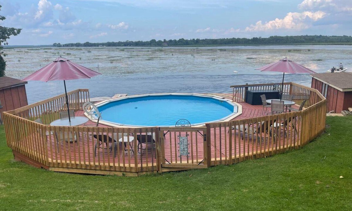 Lindsay Cottage | Beautiful Lake front Cottage With Pool