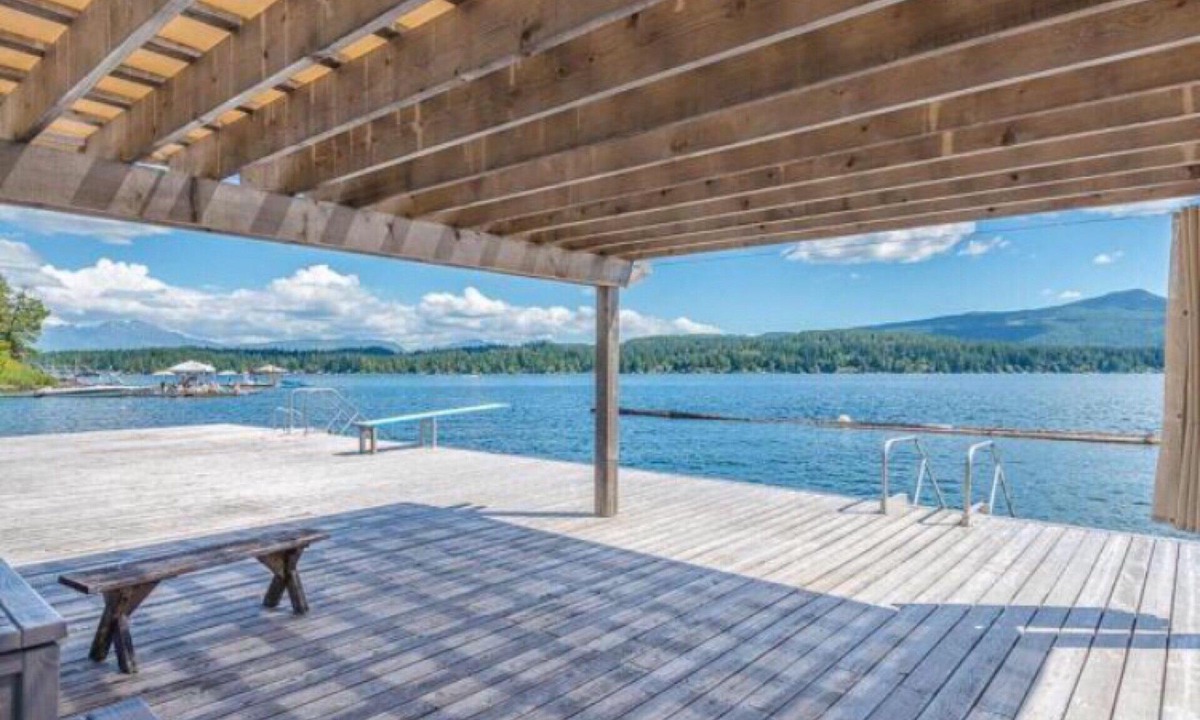 Port Alberni House | Beautiful lakefront townhouse on Sproat Lake