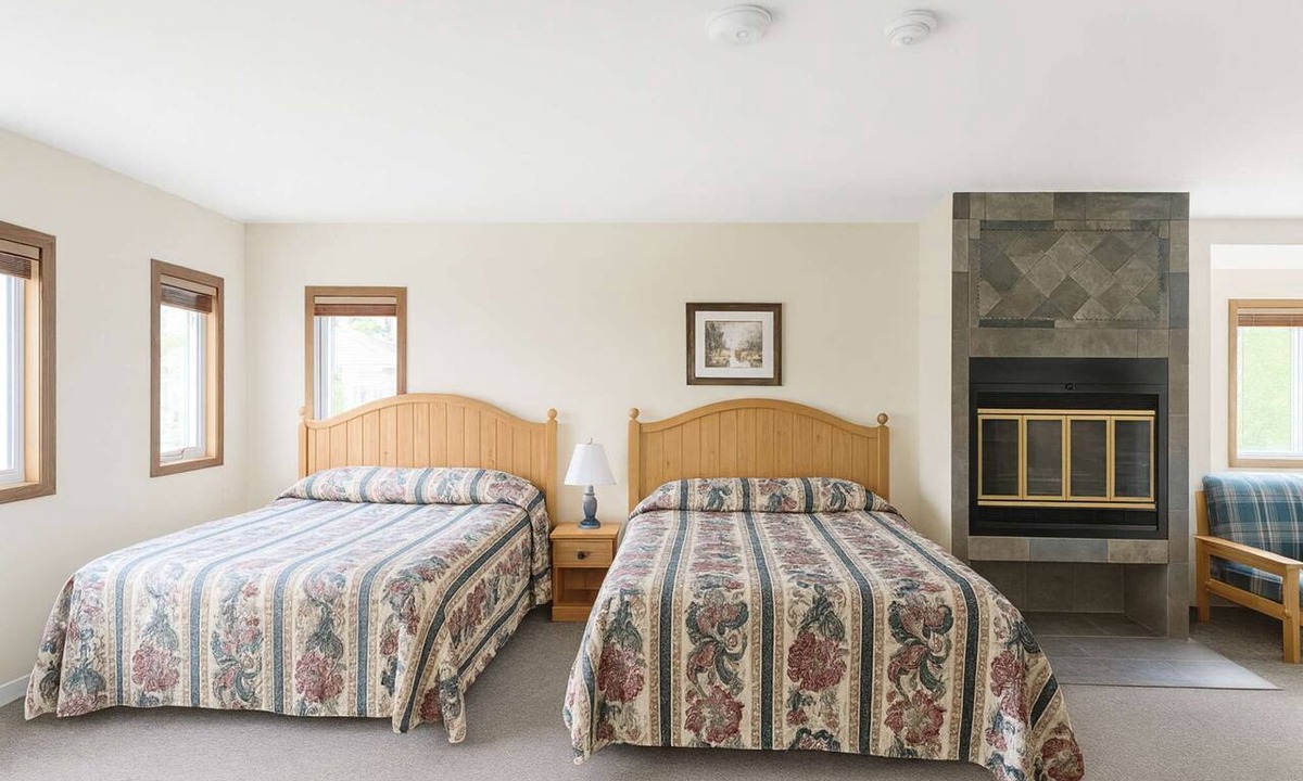 Seguin Cabin | Beautiful Lakefront Inn Suites