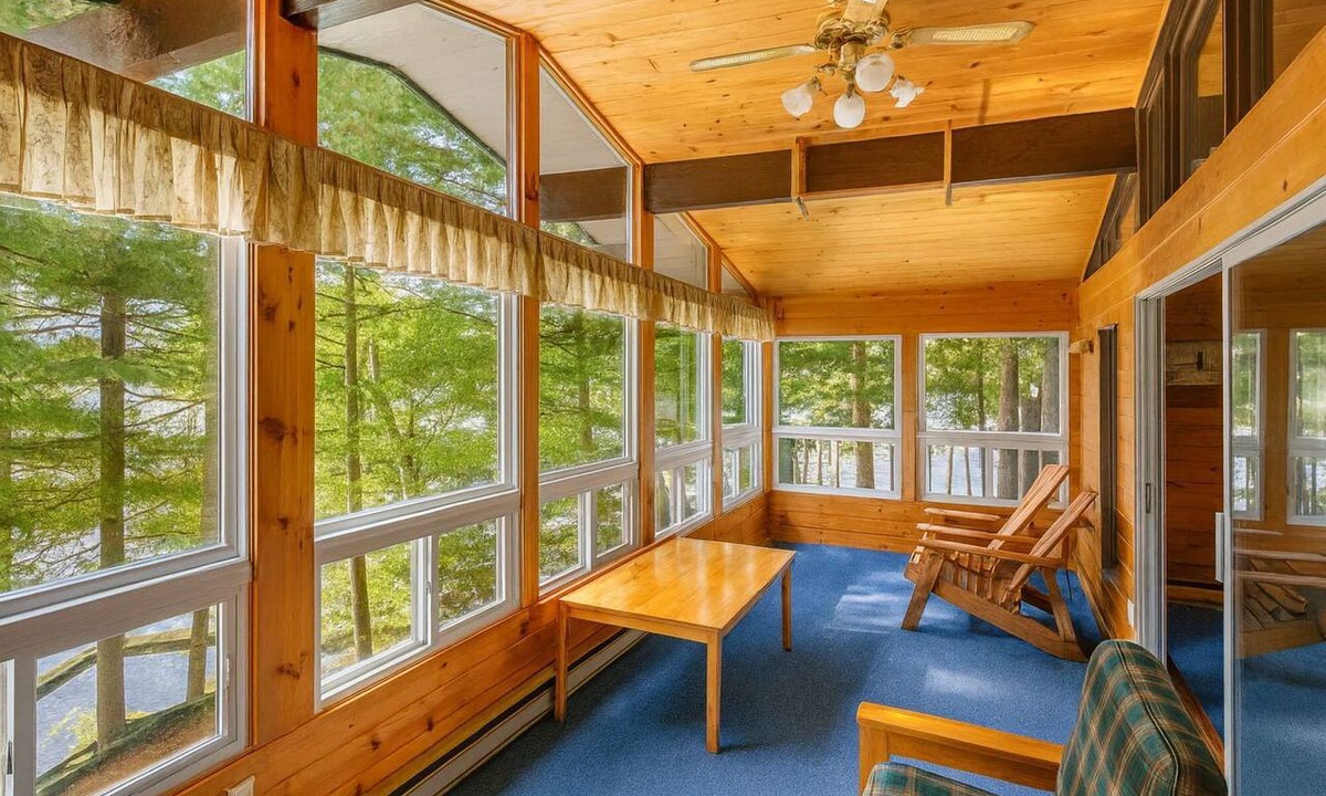 Seguin Cabin | Beautiful Lakefront Inn Suites