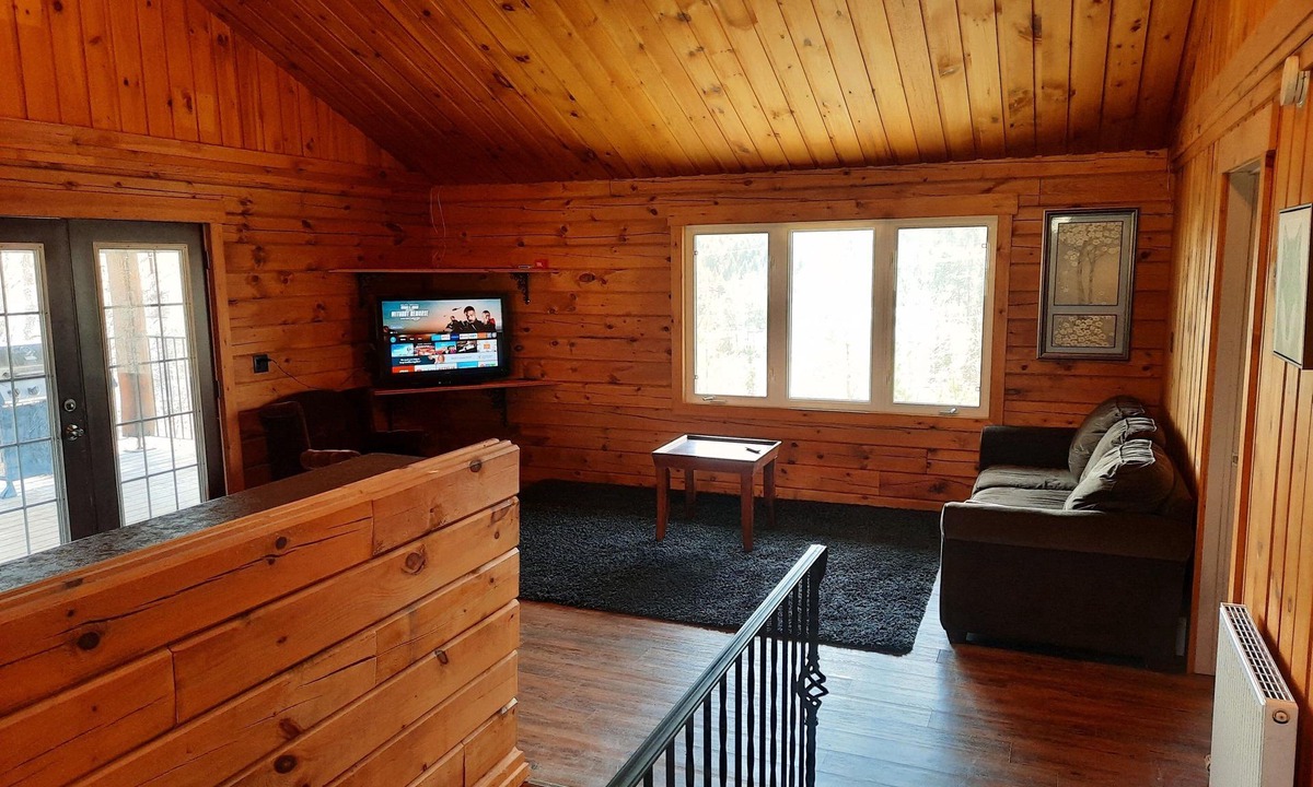 Weslemkoon Cottage | Beautiful log home + 1000 sq foot bunkie. 7 BEDS!