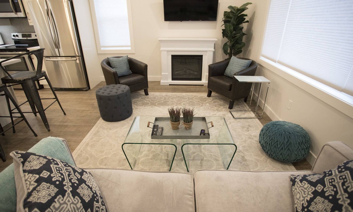 South Pandosy Cottage | Beautiful, New, Luxurious 2 bedroom/2 Bath Carriage House