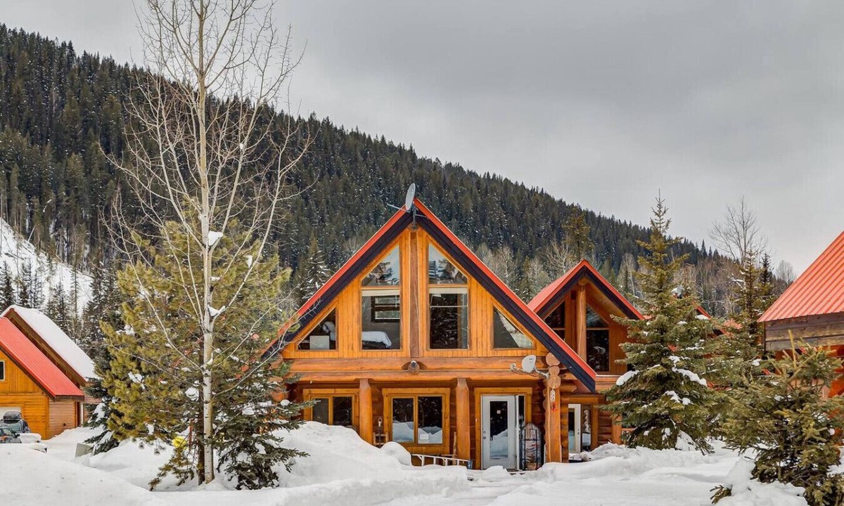 Golden Ski Chalet | Beautiful Rustic Chalet in the Heart of Rockies