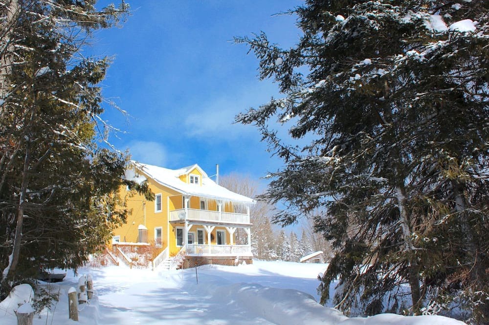 Unorganized Centre Parry Sound House | Beautiful, Rustic, Lodge with Pizza Oven, BBQ, and Porch for an Amazing Family Getaway in Ontario