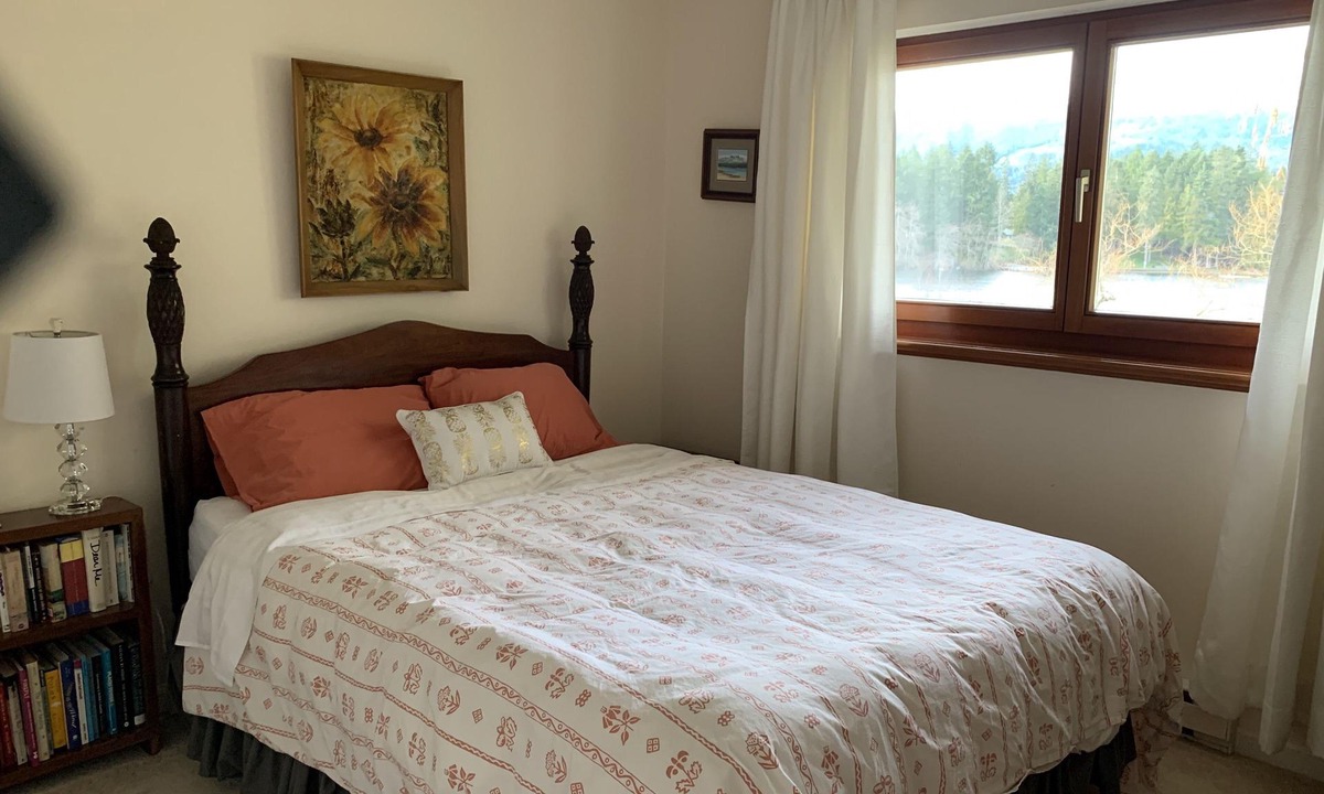Chemainus House | Beautiful traditional family home and garden beside a lake