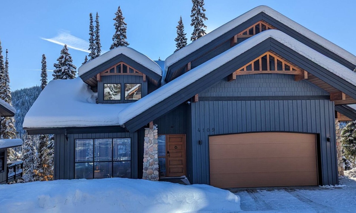 Sunburst Estates House | Beautiful Vacation Home | Ski-in/Ski-Out | Private Hot Tub | Fireplace