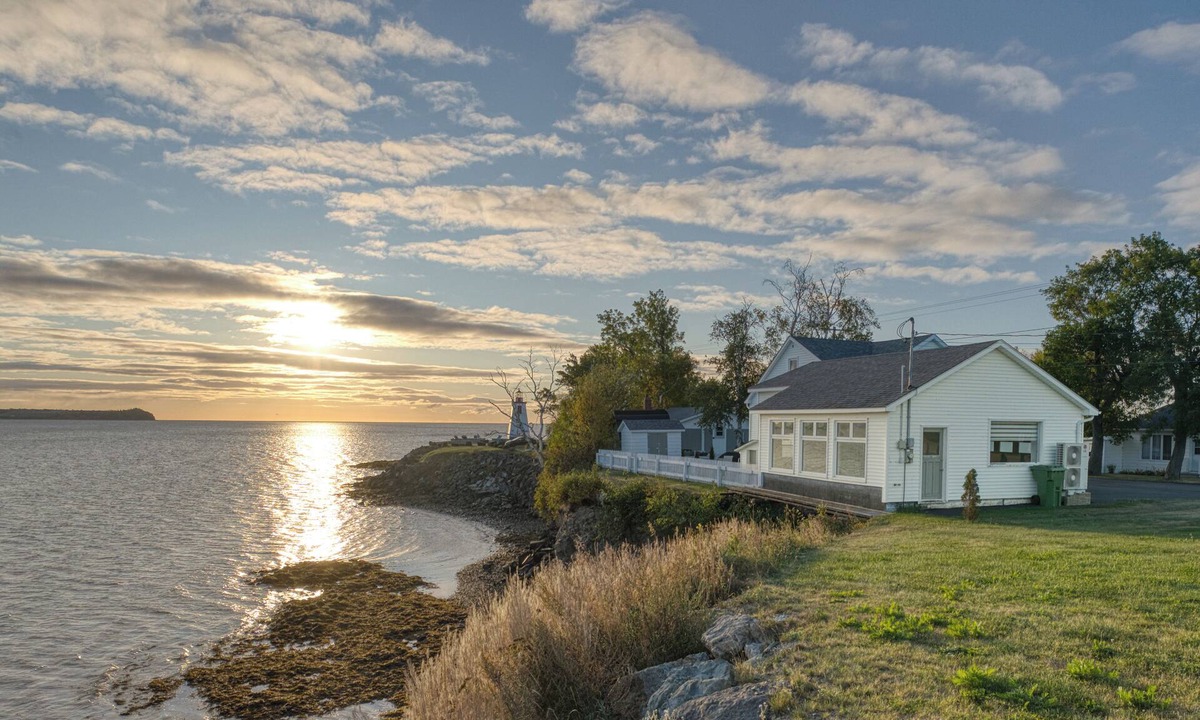 Dalhousie House | BelleBay-Coastel 3BR Coastal Home with AC Lighthouse & Bay Views in Dalhousie