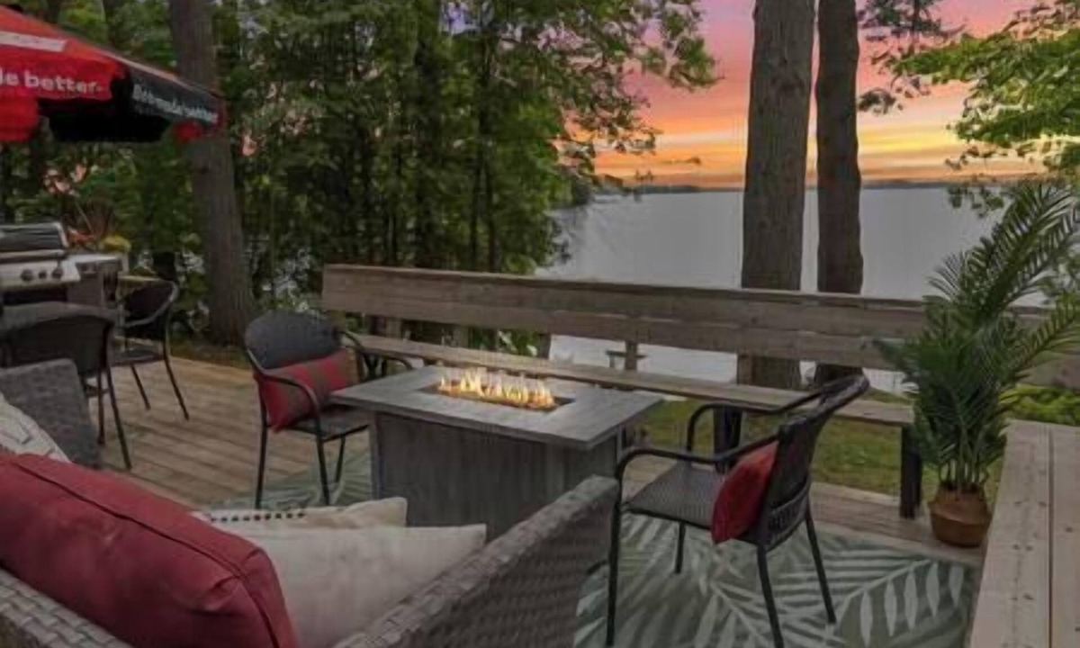 Fenelon Falls House | Blue Heron Lakefront Cottage w/Hot Tub
