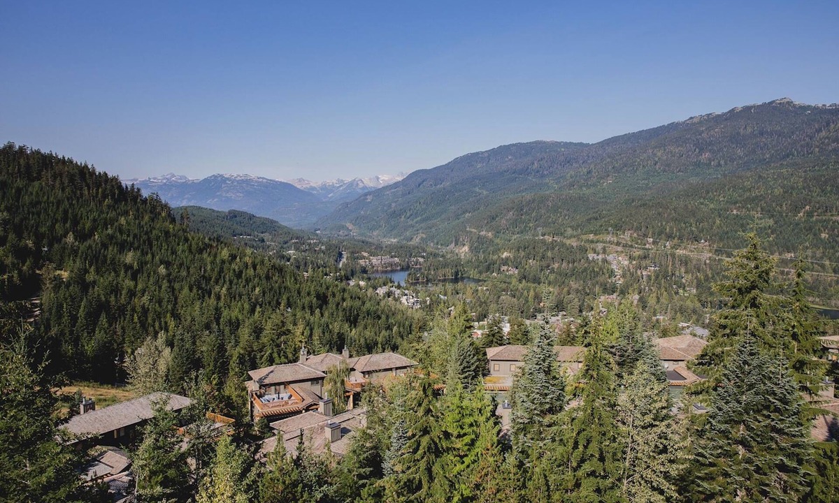 Nordic Estates Ski Chalet | BLUFFS 6 | 3 Bed 2 Bath Townhouse | Ski-In/Out | Breathtaking Views | Hot Tub