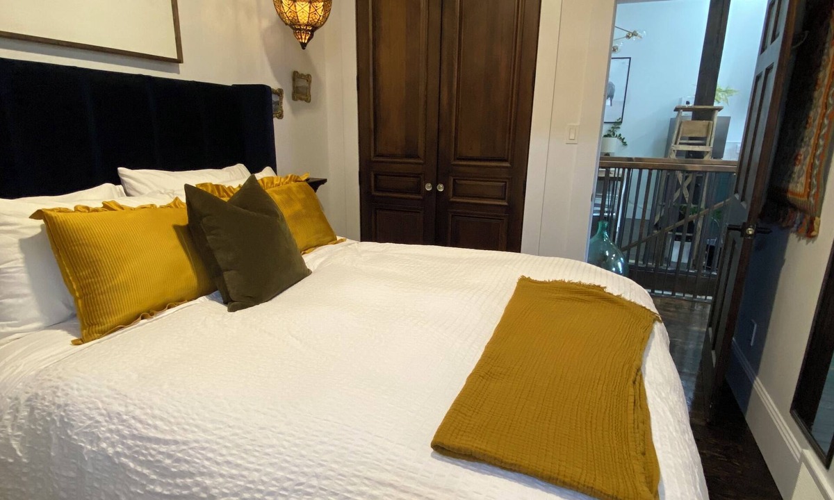 Armstrong Hotel | Boutique Downtown Suite | Walk to Shops & Cafés | Sleeps 6