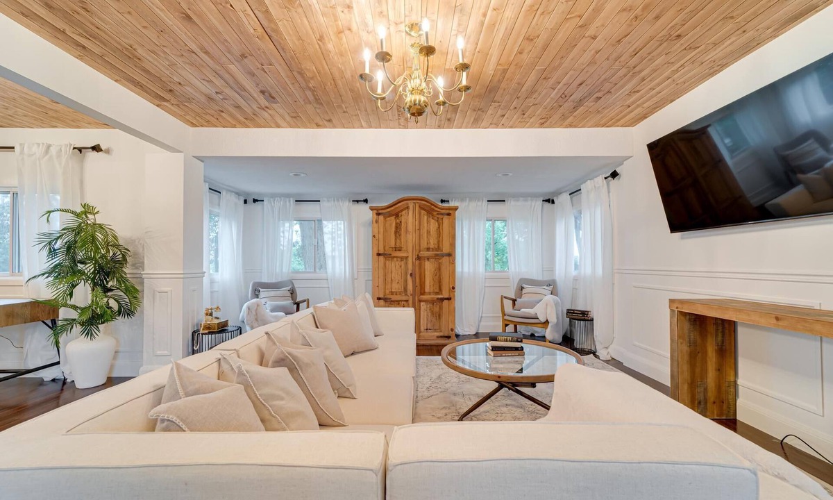 Virgil House | BOUTIQUE WINE COUNTRY HOME WITH POOL AND HOT TUB