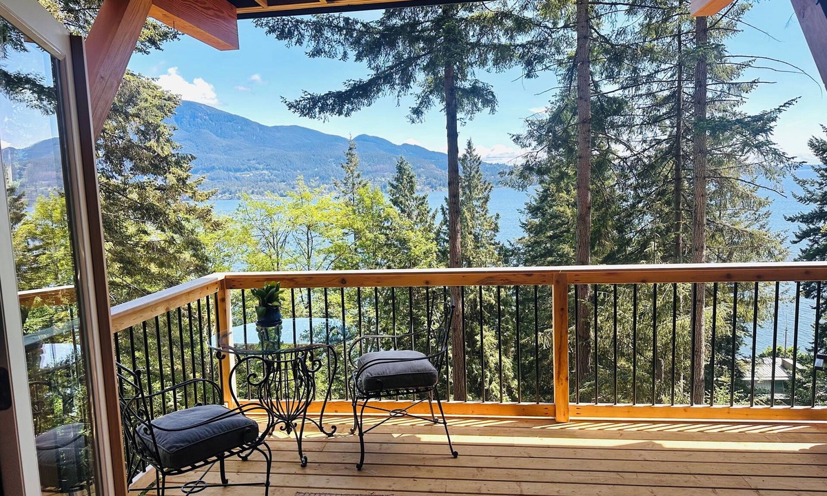 Bowen Island House | Bowen Island Getaway by the Sea- Dog friendly- Ocean Views