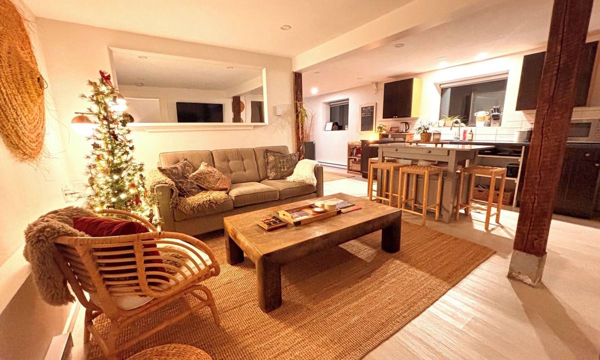 Bowen Island Apartment | BowInn - Sauna & Walkable to Snug Cove