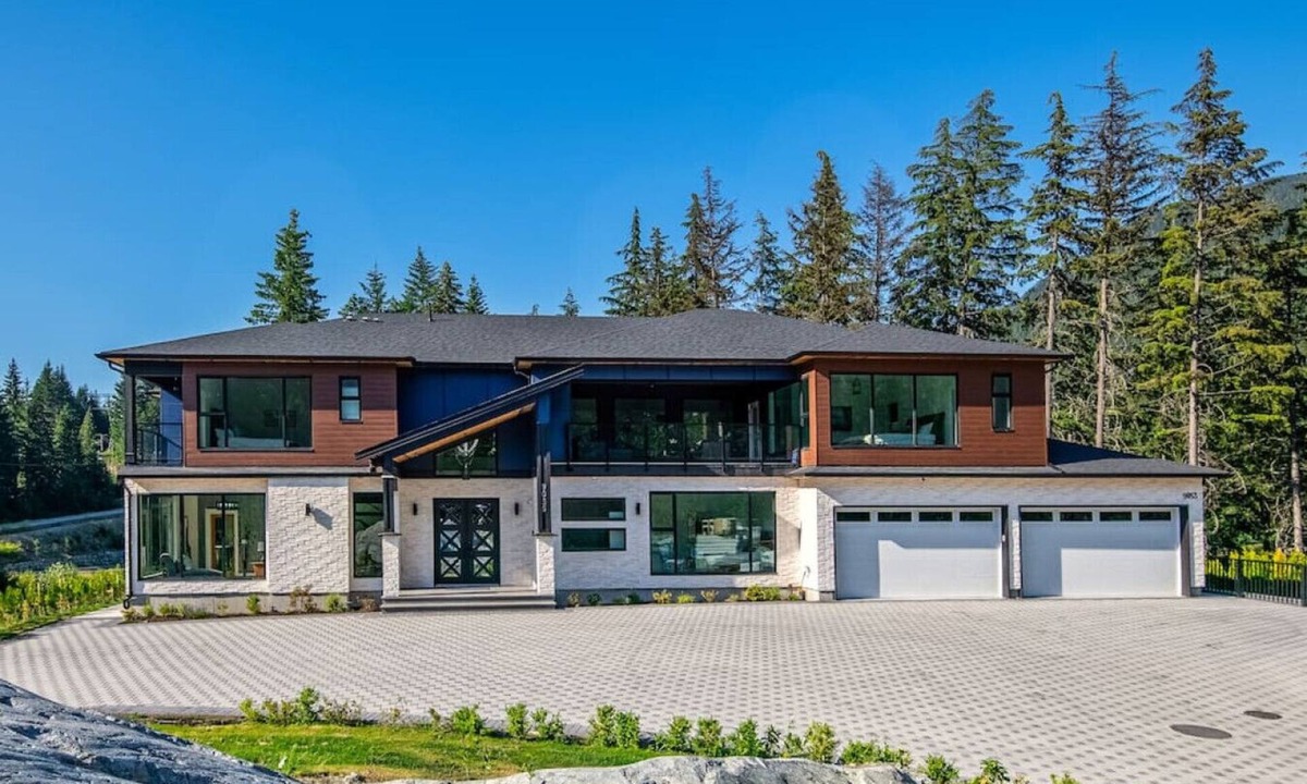 Whistler Village House | Brand new 6 Bedroom Luxury spacious home with H/T