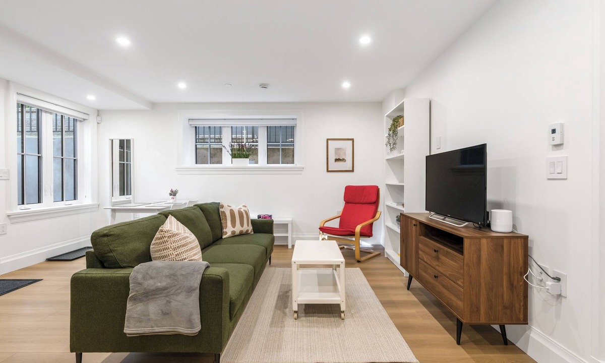 Dunbar House | Brand-New Luxury 2BR Dunbar Suite | Sleep 4 | Near UBC, Parks, Beaches & Shops