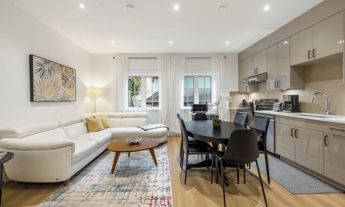 Dunbar House | Brand-new Luxury Dunbar 4BR Home | Sleeps 10 | Near UBC, Parks, Beaches & Shops