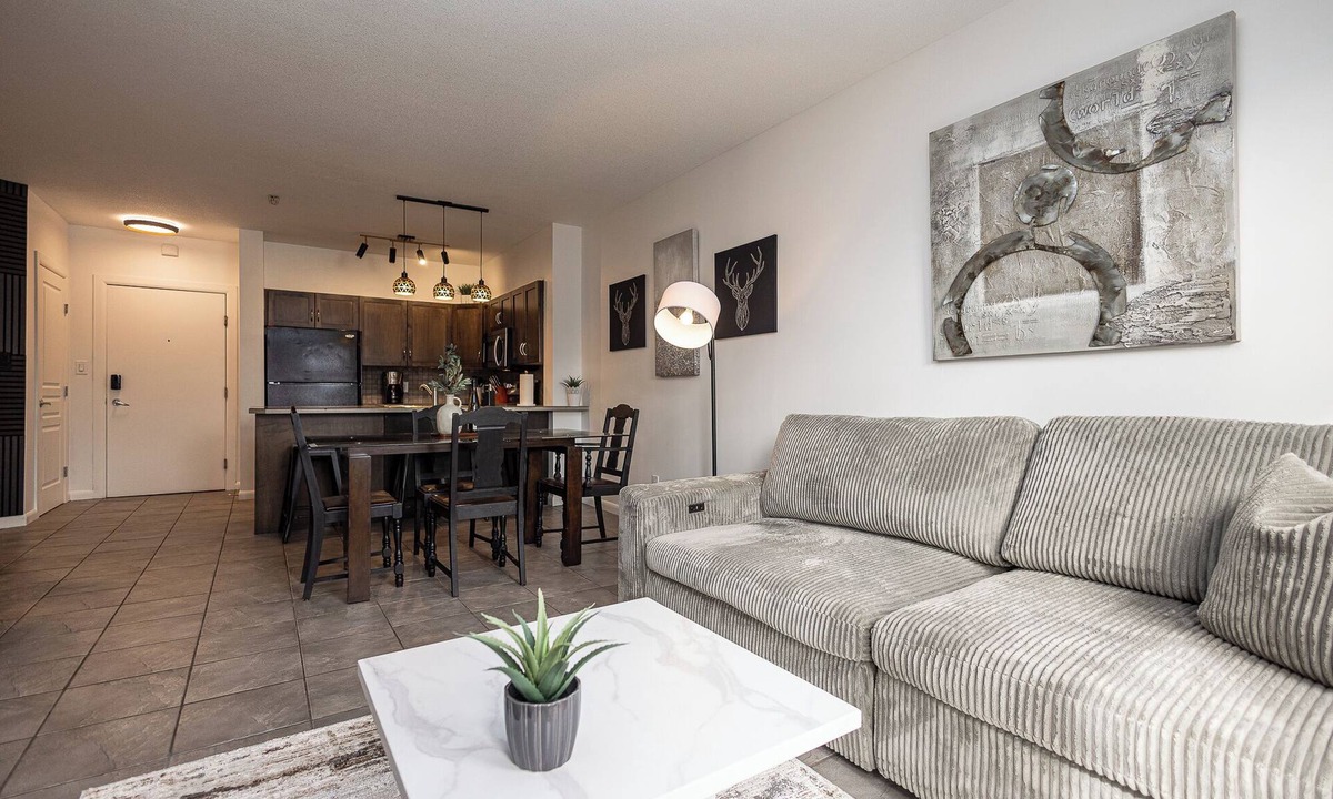 South Pandosy Apartment | Breathe taking resort in the heart of the Lower Mission.