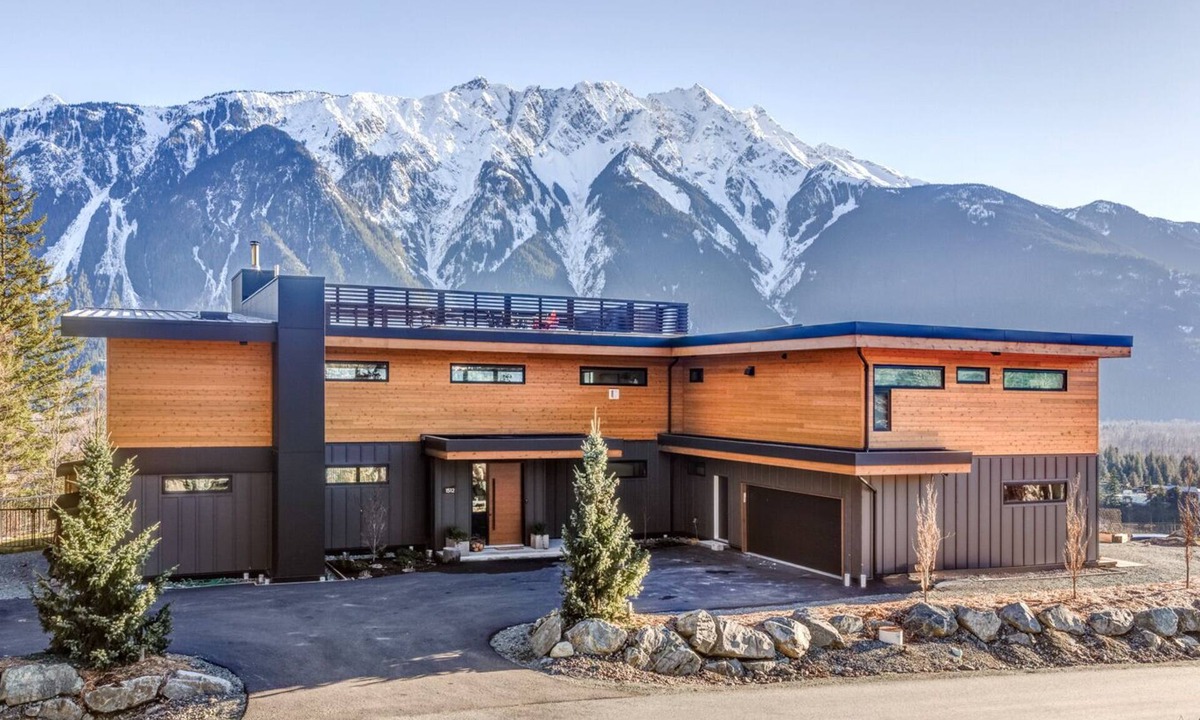 Mount Currie House | Breathtaking Mountain View with Private Pool & Hot Tub