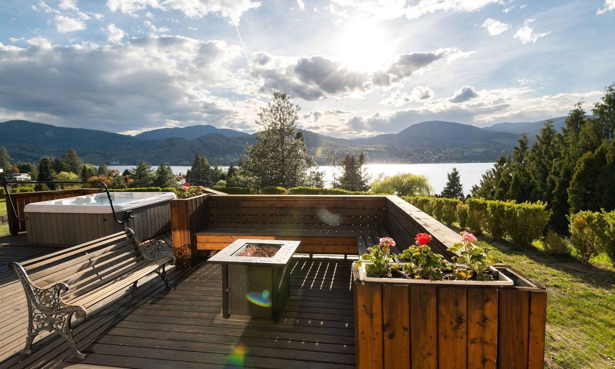 Okanagan-Similkameen Bed & Breakfast | Breathtaking Views of Skaha Lake & Mountains Our 6BR/5.5BA with Hot Tub