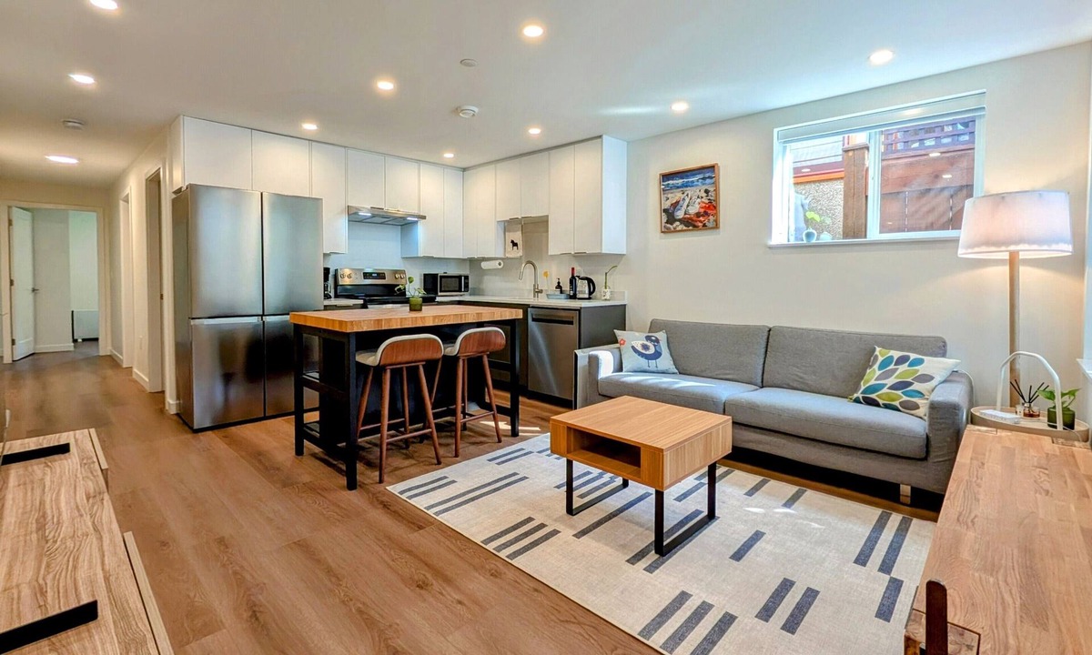 Hastings House | Bright 2-Bed Ground Suite | Steps to PNE & Transit