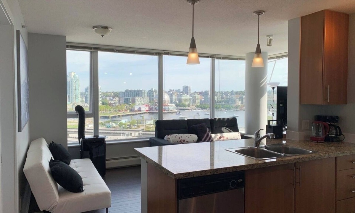 Gastown Apartment | Bright 2-bedroom apartment with Portable AC in gorgeous Vancouver