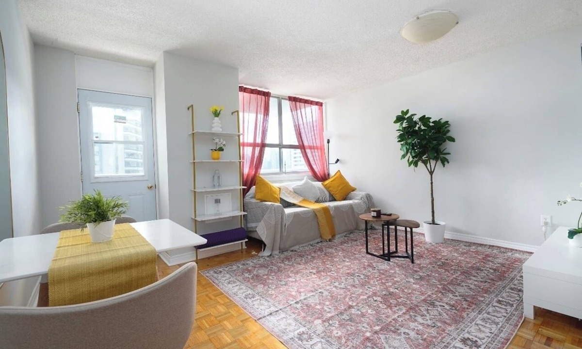 Cabbagetown Apartment | Bright and cozy entire 1 bedroom apartment Queen Size Bed in downtown Toronto