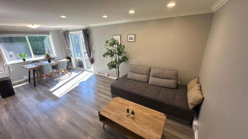 Steveston House | Bright and Cozy Modern Suite in Steventon Richmond