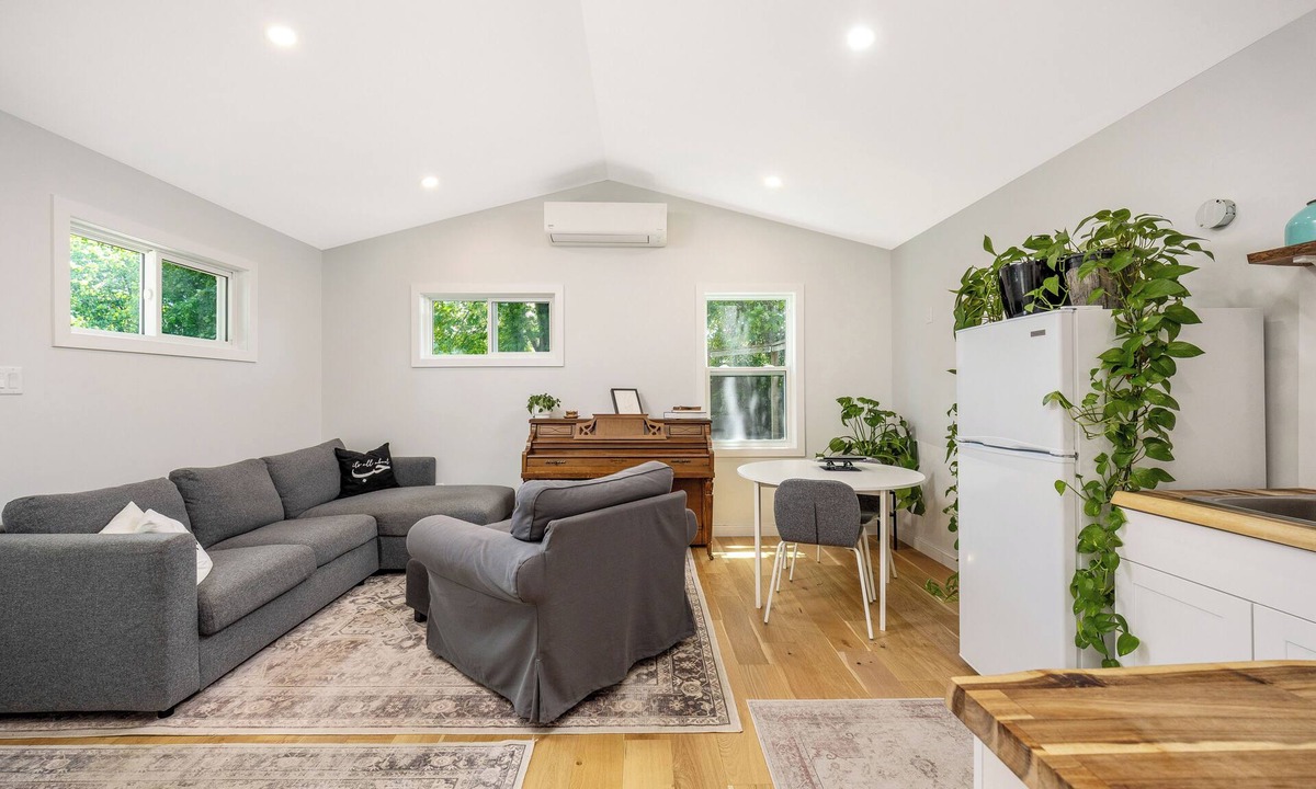 Georgetown Apartment | Bright apartment near Georgetown Marketplace