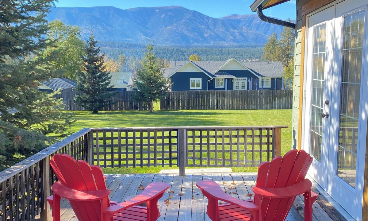 Windermere House | Bright Cozy Sinclair Cottage In Beautiful Windermere BC. Pickleball court.