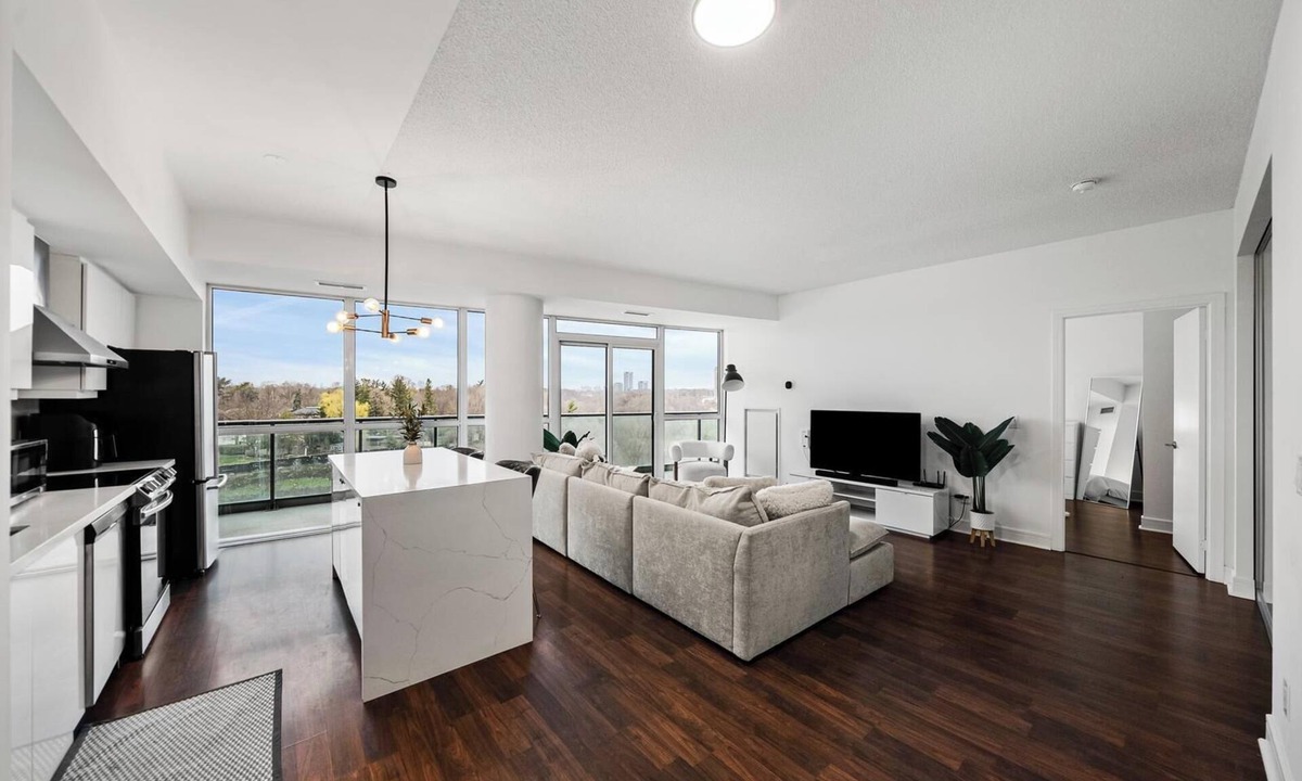 Thorncliffe Park Condo | Bright Luxury 2BR Condo w/Parking | Nature Trails, Cafés & Transit Steps Away