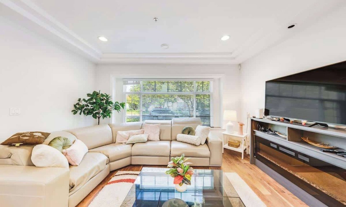 Marpole House | Bright Modern 4BR Home | Free Parking