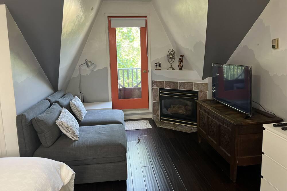Cabbagetown Apartment | Bright & Peaceful Suite. Retail Conveniences Steps Away. Ryerson & U of T <2.6km
