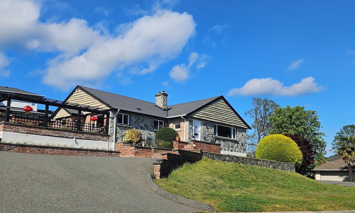 Saanich East House | Bright Private 3BR/2BA Main-Level Home Near BeckwithPark,Victoria Patio& Parking