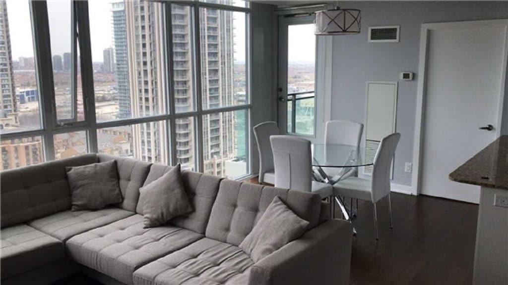 Downtown Mississauga Apartment | Bright *Quarantine Friendly* 1 BD condo in the heart of Mississauga Downtown
