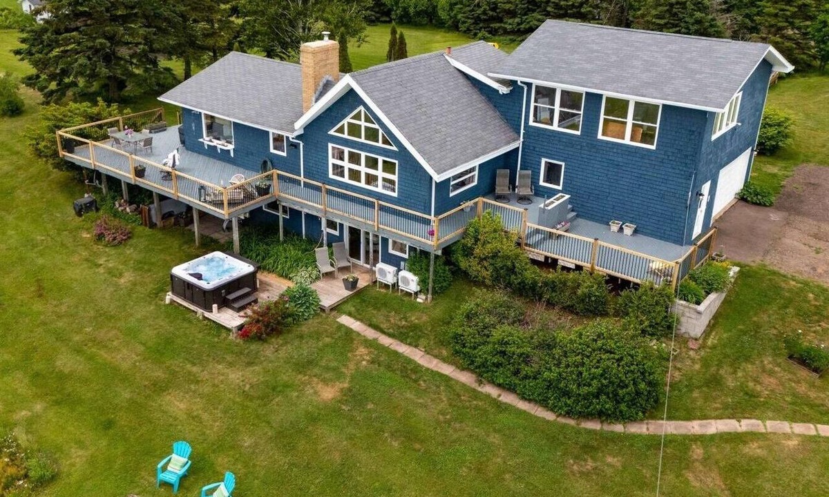 Queens County House | Broadlands Seabreeze Retreat sits where open sky meets shifting water,