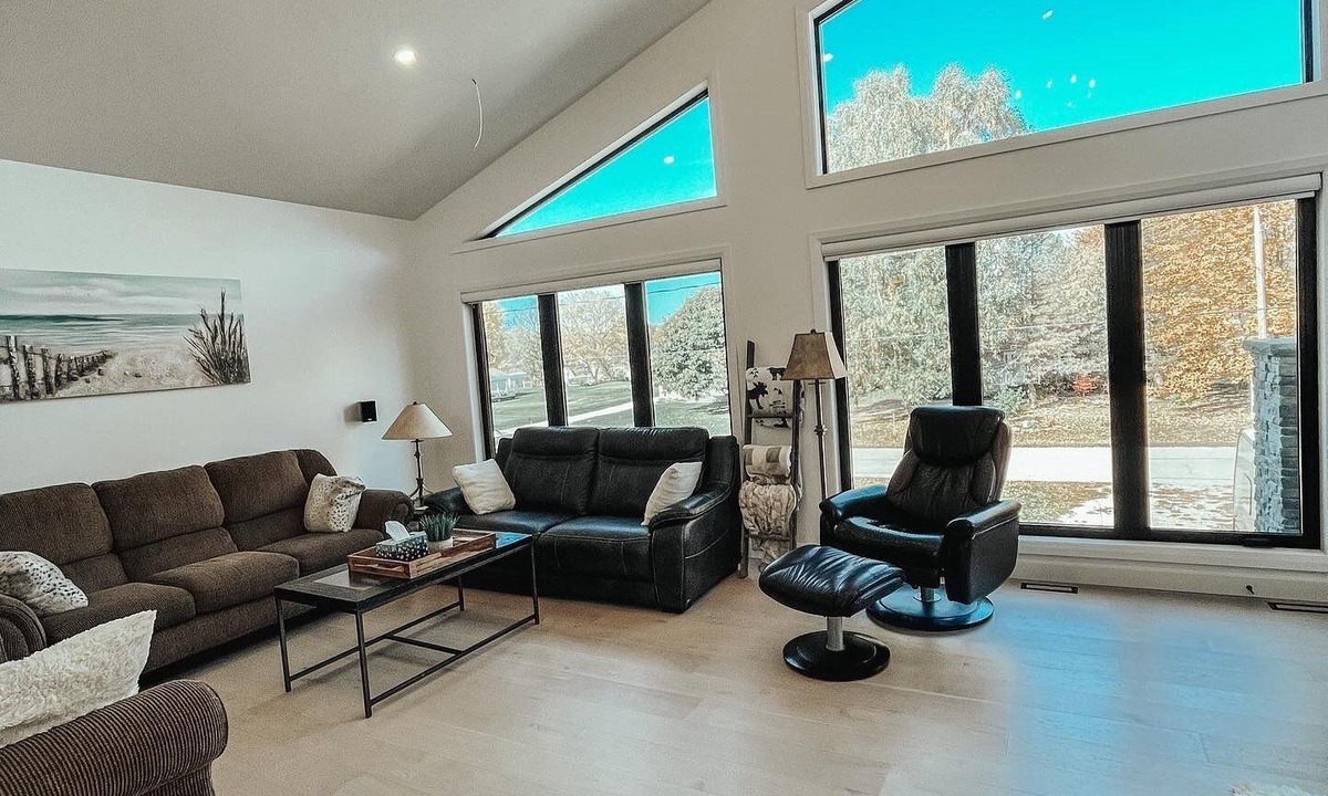 Grand Bend House | Burwell Hideaway Nordic Spa *HOT TUB * Sauna* Pool Table * Fireplace *