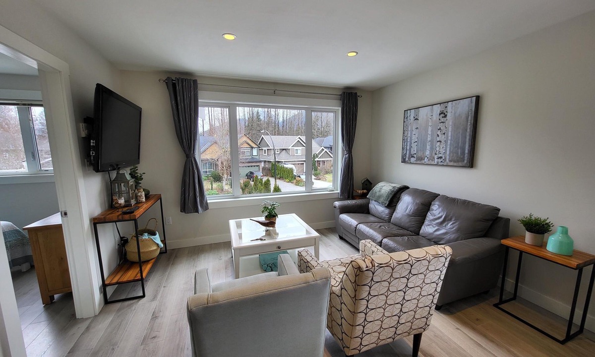 Brackendale House | Calling all outdoor enthusiasts! Your basecamp to Squamish adventure awaits.