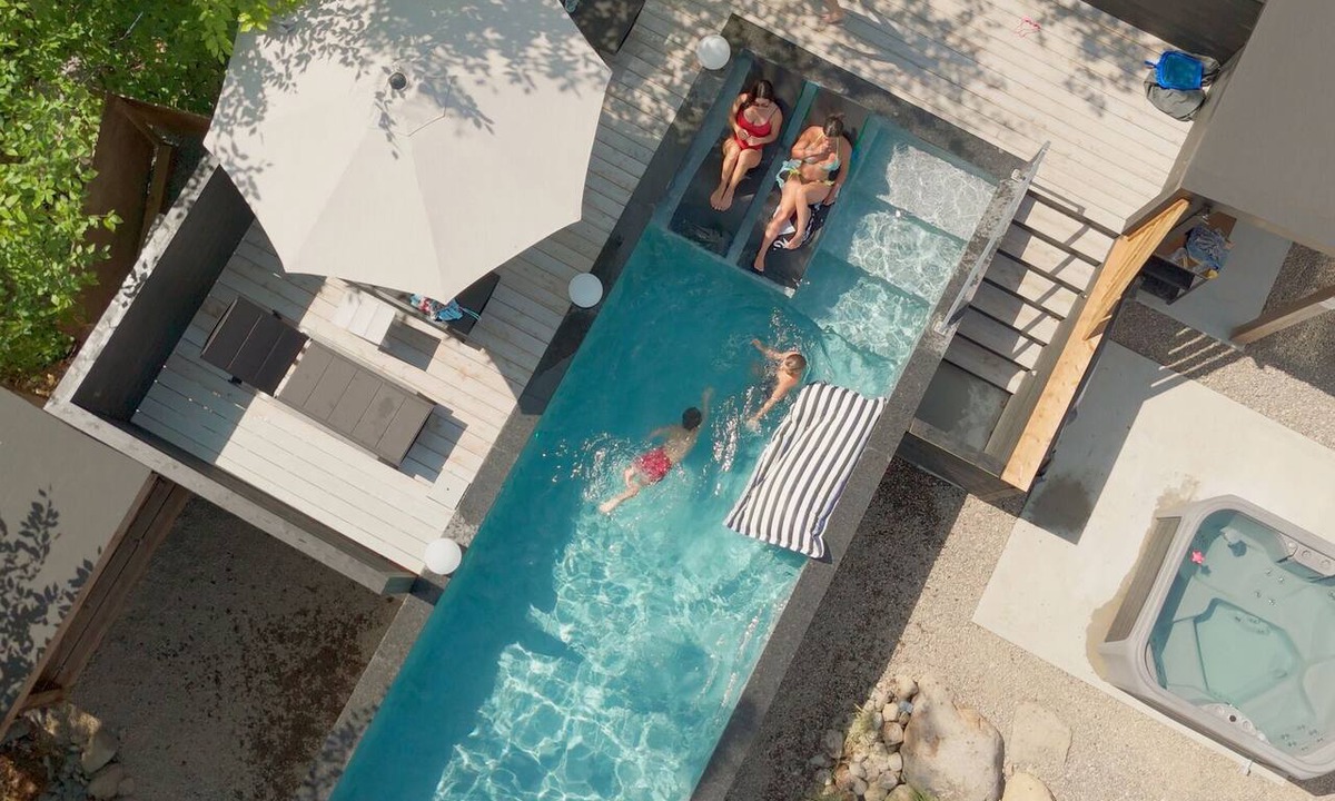Les Pays-d'en-Haut Regional County Municipality Ski Chalet | Cedar Hills-Sauna and spa in a Scandinavian style chalet mountainside