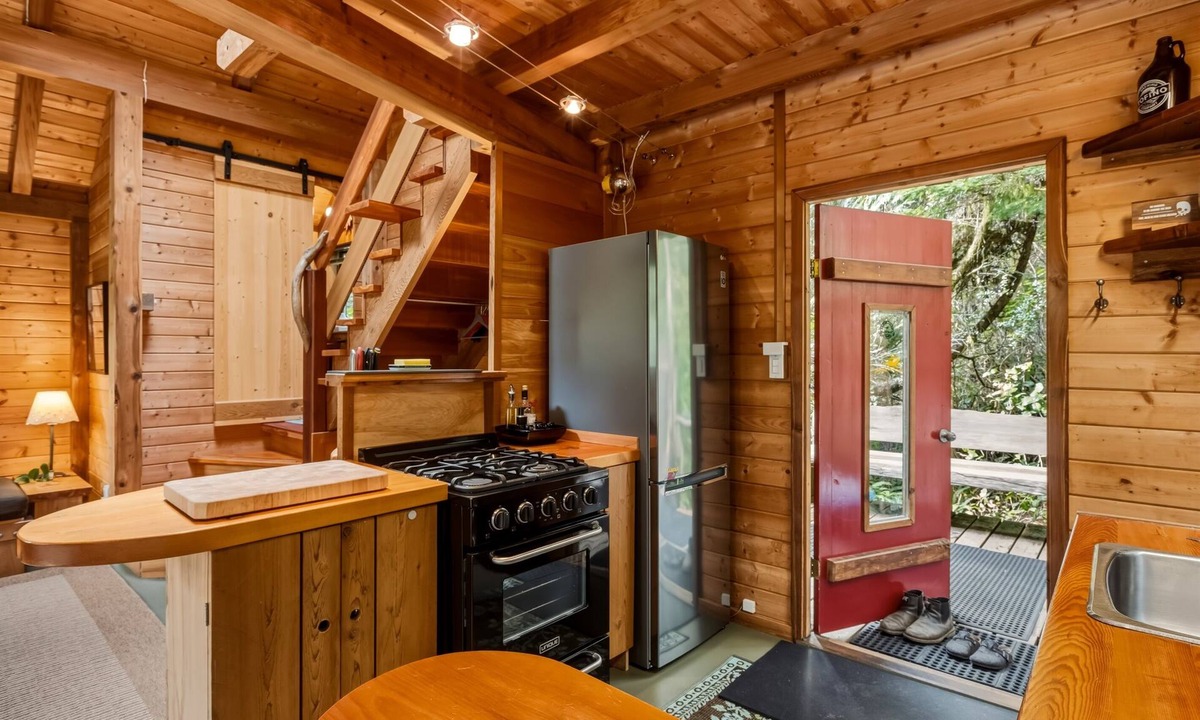 Tofino Cabin | Cedar Nest at Emerald Forest-Relax, Nature, Beach!