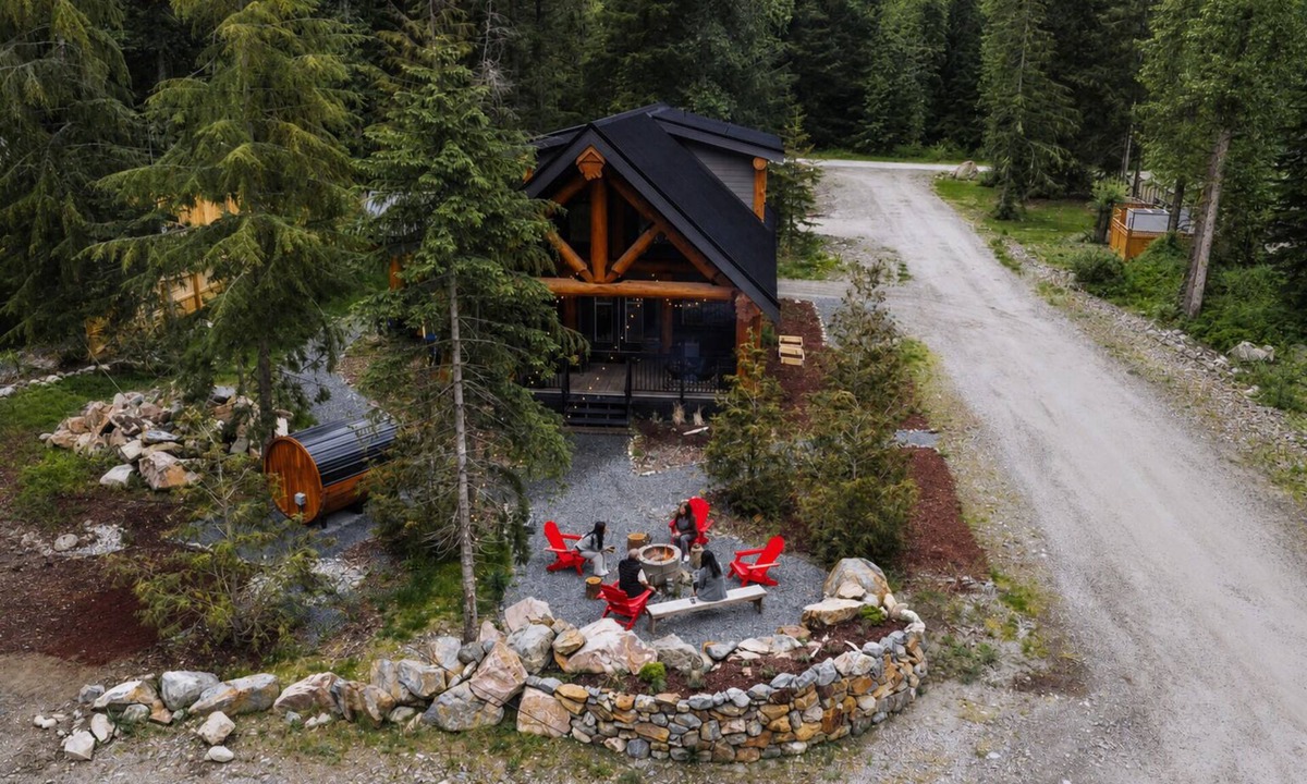 Sunshine Valley Cabin | Cedar Peaks Log Cabin with Sauna & Mountain Views