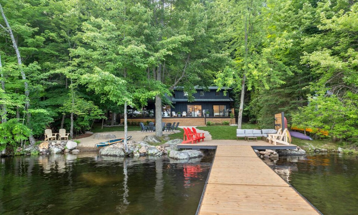 Bracebridge House | Cedar Sauna, Cedar Hot Tub, Lakeside Fire Pit, Private Beach | La Dolce Muskoka