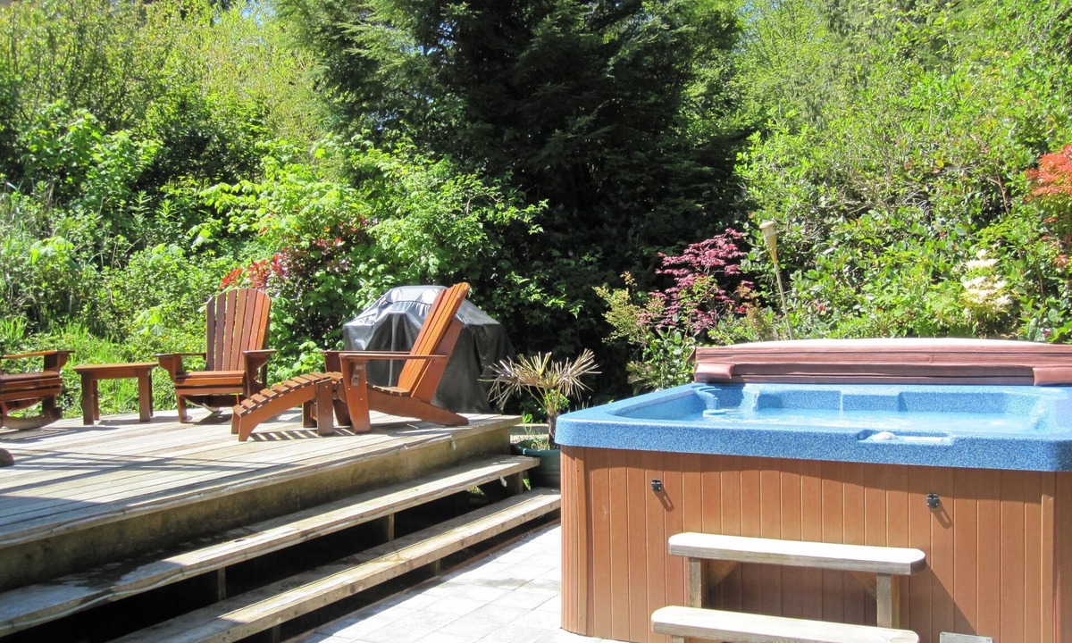 Tofino Cottage | Cedar Shack Cottage with Private Hot Tub - steps to Chesterman Beach