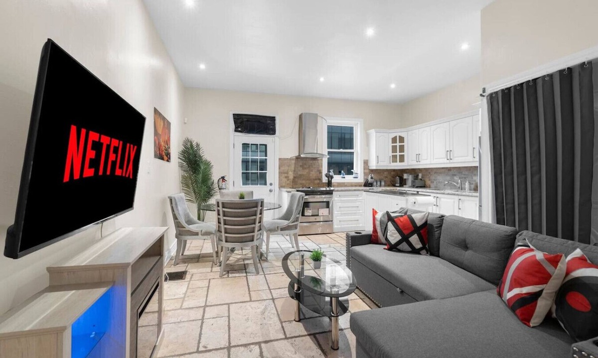 Church and Wellesley House | Central 2BR - King Bed - 1 min to Subway/Yonge St
