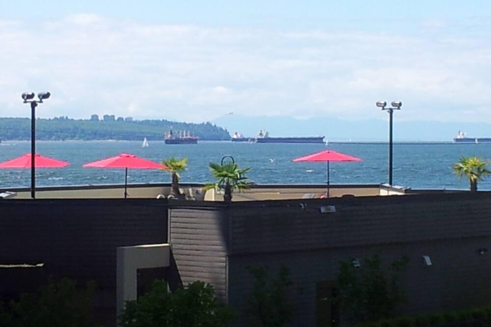 Hollyburn House | Central safe Location - Water views - walk to restaurants, seawall, beach