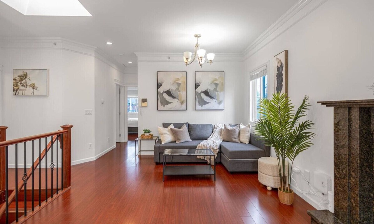 Renfrew-Collingwood House | Central Spacious 3 Br Upstairs