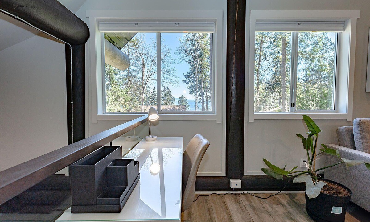 Regional District of Nanaimo House | Central Vancouver Island ☀ 500sqf. Rooftop Deck! ✦Views✦ Walk to Beach!🏖