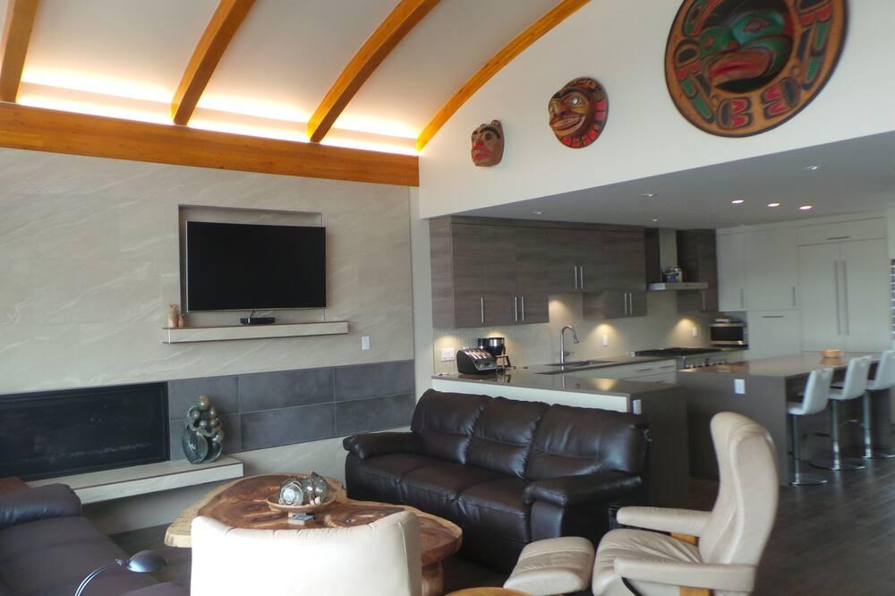 Lower Lonsdale Boat Rental | CENTRALLY LOCATED, ON THE WATER, CONVENIENT TO VANCOUVER, CITY & MOUNTAIN VIEWS