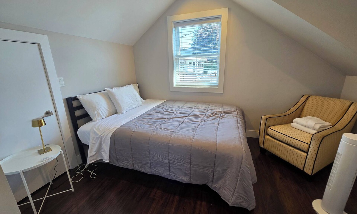 Sunset House | Centrally located 2 bedroom 1.5 bathroom, 15 mins to DT Vancouver